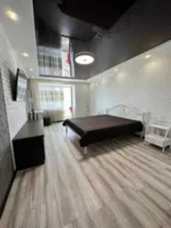 Трикімнатна квартира з ремонтом та меблями - фото 1