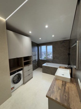 ПРОДАЖ просторої квартири з новим ремонтом - фото 1