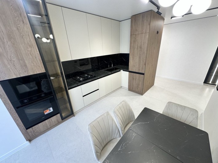 Продаю 2к з кухнею студією біля озера. - фото 1