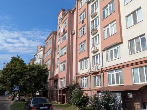 Продається 1 кімнатна квартира в затишному районі Угорники