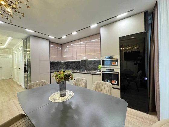 Трикімнатна з ремонтом та меблями Угорники