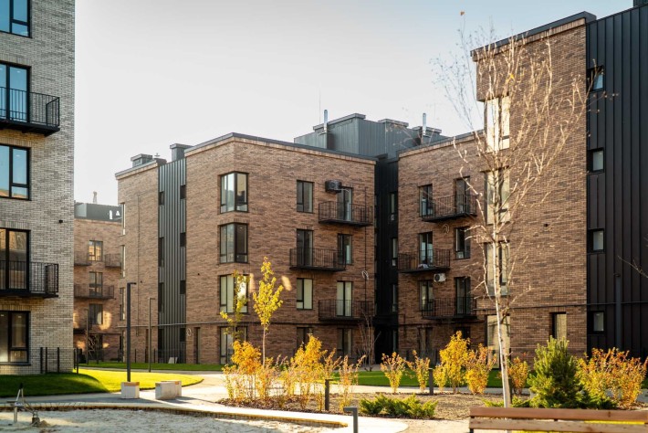 2к квартира з кухнею-студіо та власним ПАТІО - фото 1