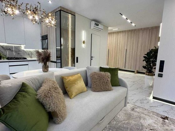 Продаю стильну 3 кімнатну квартиру в районі Озера з власною терасою! Крихівці