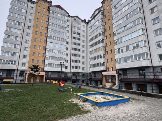 Простора квартира із гарним краєвидом! Микитинцы