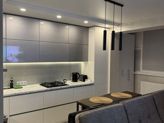 Продаж 2х кімнатна +кухня студія на Парковій Алеї Микитинцы