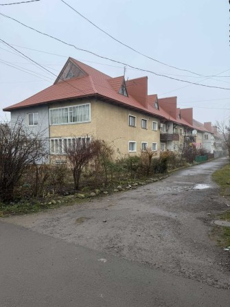 Двокімнатна квартира в центрі Богородчан із власною ділянкою. - фото 1