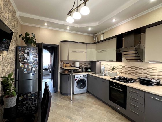 Продаж 3-кімнатна квартира з підвалом Святопетрівське Святопетровское