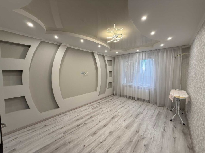 Продам 2 комнатную с новым ремонтом ЖК Радужный - фото 1