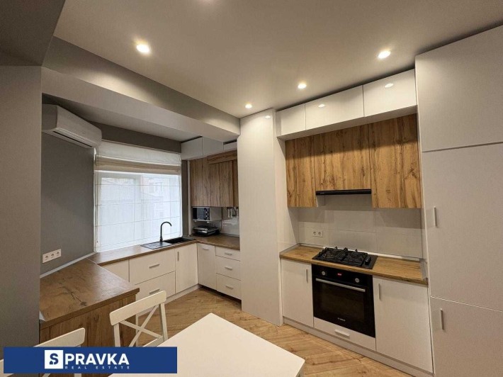 Продам 2-х ком ЖК Зеленый Мыс с отличным ремонтом, кирпичный дом , газ - фото 1