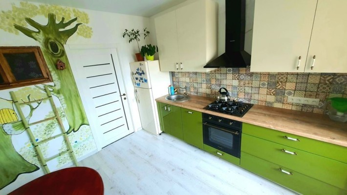 Квартира с евроремонтом  46 м2 ! Море рядом ! - фото 1