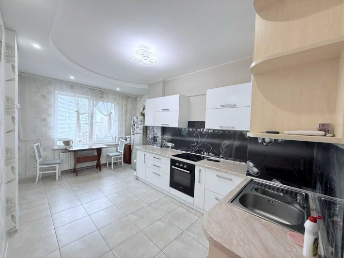 Продам 2 комнатную квартиру с кладовкой в Радужном - фото 1