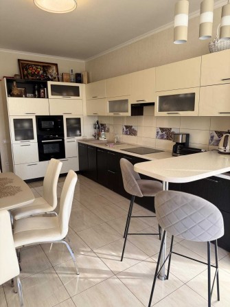 Продам 3 комнатную квартиру в ЖК 5 Жемчужина 719 постанова низкий этаж - фото 1