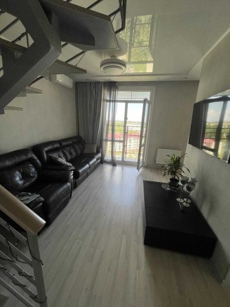 2к ЖК Левитана двухуровневая кухня студия и две комнаты Таирова Торг - фото 1