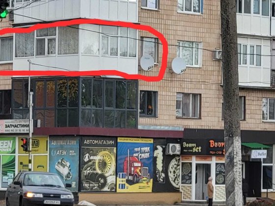 Продається трикімнатна квартира в центрі м. Карлівка . Карловка