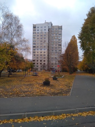 Продам четырех комнатную квартиру - фото 1