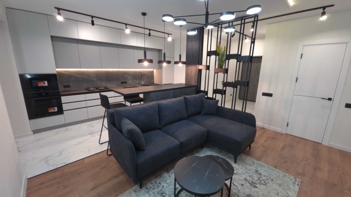 Княгинин / Центр! Дизайнерська 2к з меблями, технікою та гардеробною - фото 1