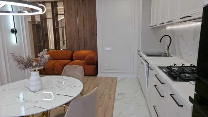 Центр! Дизайнерська 2к з кухнею-вітальнею, меблями та технікою - фото 1