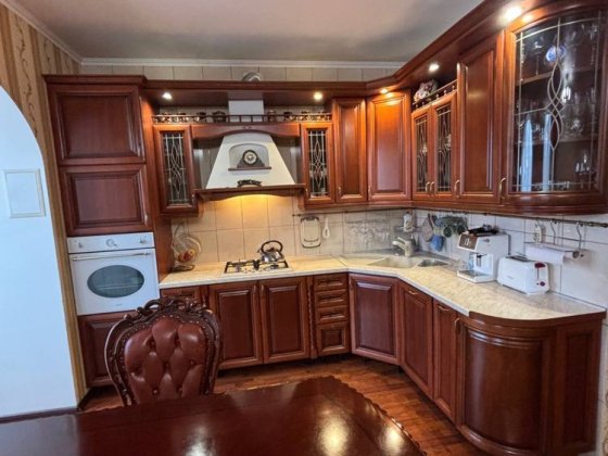 Продаж просторої 3-х кімнатної квартири вул. Чорних Запорожців Бровары