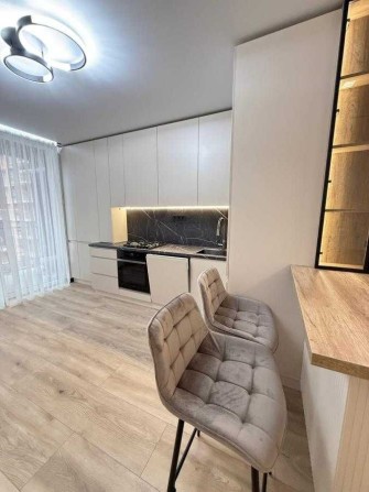 ТЕРМІНОВО. якісна 1-квартира + кухня-вітальня в центрі - фото 1