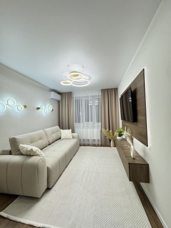 Центр .Продаж 2 кім квартири з великою кухнею та єврорем ,2 гардеробні - фото 1