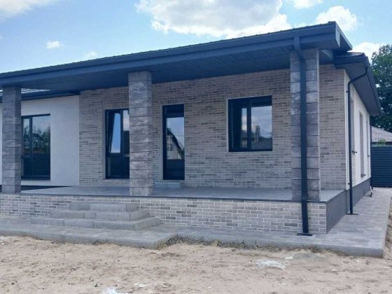 Сучасний функціональний одноповерховий будинок у Лісовій Бучі Буча
