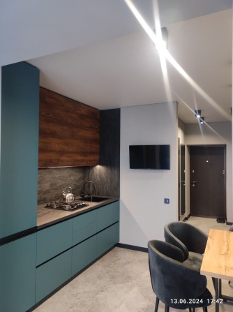 Укомплектована 1 кім. квартира з якісним ремонтом - фото 1