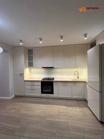 Трьохкімнатна оглядова квартира з ремонтом - фото 1