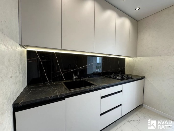 Простора 2 кімнатна з ремонтом,затишний жк - фото 1