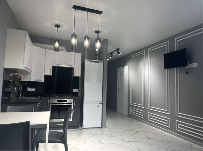 Двухуровневая евро-двушка с террасой  стиль, свет и вид на озеро - фото 1