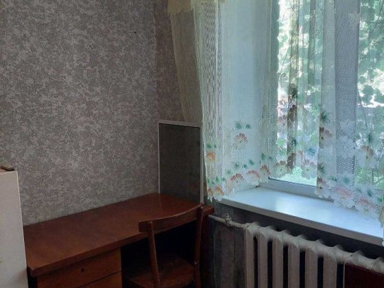 Продам кімнату в центрі міста на першому поверсі, є меблі та техніка