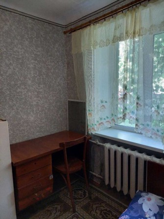 Продам кімнату в центрі міста на першому поверсі, є меблі та техніка - фото 1