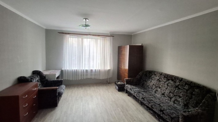 Продам кімнатну в гуртожитку 20,5м2 дуже велику, 3/9 кірпіч - фото 1