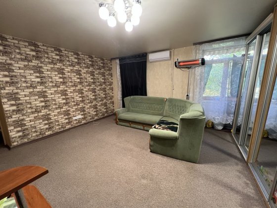 Продаються три суміжні кімнати у пʼятикімнатній квартирі.