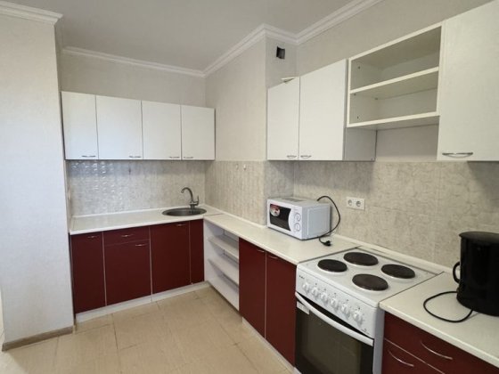 Простора світла однокімнатна, ЖК Атлант,низький поверх Бровары