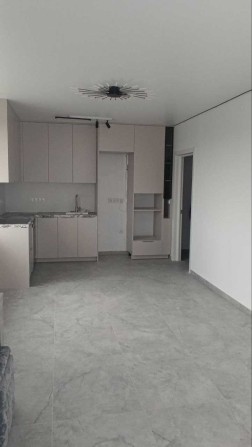 Продам простору квартиру з ремонтом біля ріки у зданій новобудові - фото 1