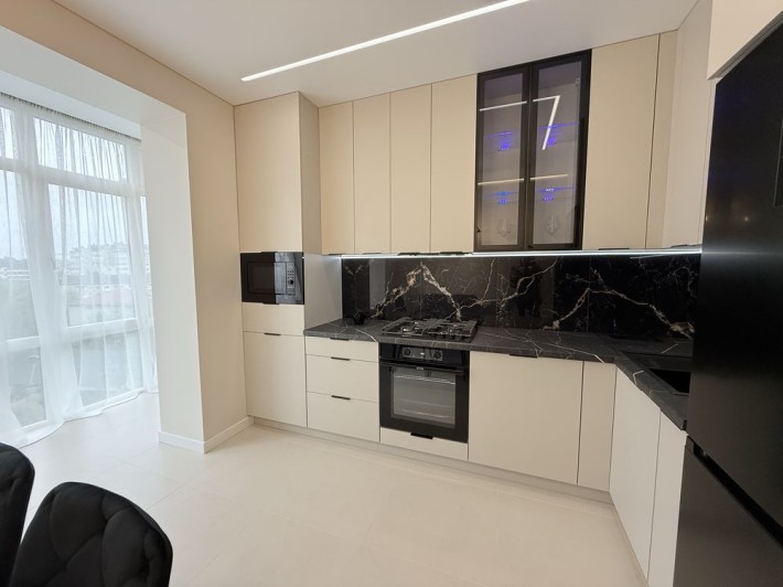 Новенька видова двокімнатна квартира в самому центрі. - фото 1