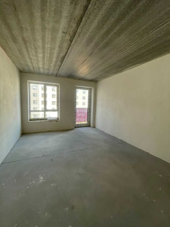 Єдина студія з балконом ЖК Молодість середній поверх - фото 1