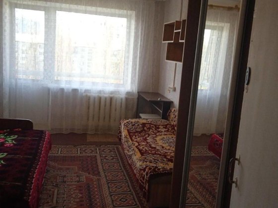 Продам кімнату з балконом ,біля метро вул. Космічна 5 Киев