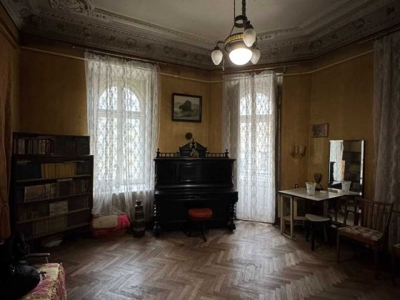 Продам три комнаты в коммуне в центре города, ул. Лейтенанта Шмидта. Одеса