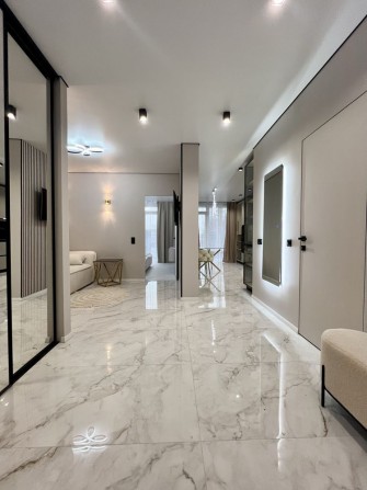 Центр! Простора півторачка 50м2 з терасою на 3 пов в ЖК Family Plaza - фото 1