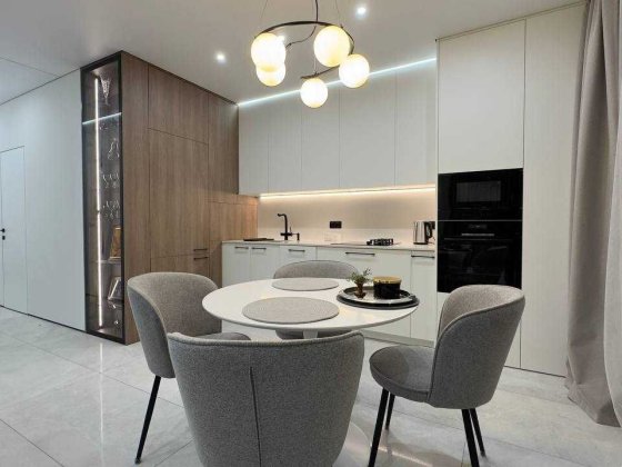 Євродвокімнатна квартира з дизайнерським ремонтом в тихому центрі Бучі Буча