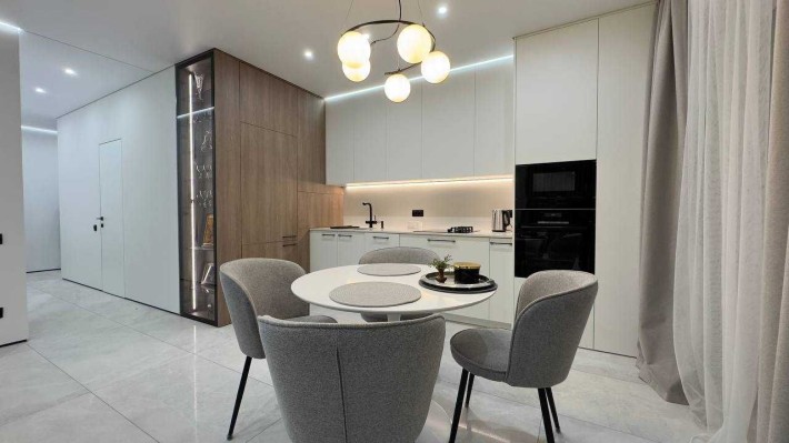 Євродвокімнатна квартира з дизайнерським ремонтом в тихому центрі Бучі - фото 1