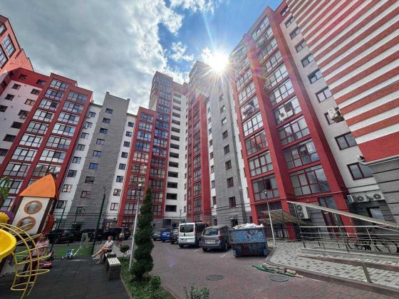 Простора трикімнатна квартира у престижному районі лоджія! Ивано-Франковск