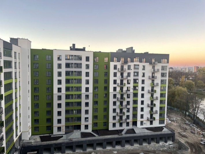 Готовий до ремонту 3-х кімннатний сирець біля міського озера - фото 1