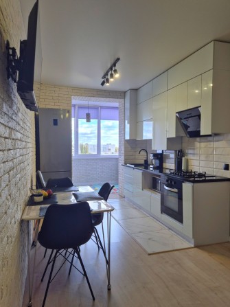 1 кімнатна квартира з ремонтом меблями і технікою - фото 1