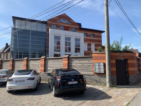 Продаю трикімнатну квартиру в елітному будинку на Царському селі! Белая Церковь