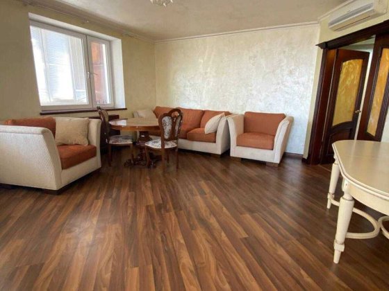 Продам двоповерхову квартиру з видом на р. Дніпро в центрі Кременчук