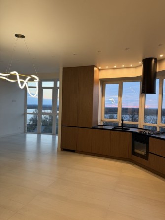 Продам квартиру з РОЗКІШНИМ видом в новобудові з ремонтом та меблями - фото 1