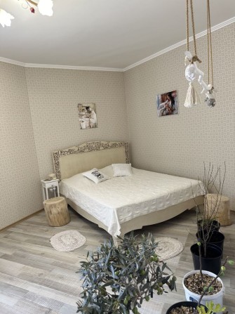 91 м2! Центр Бучі! Двокімнатна з ремонтом та меблями! - фото 1