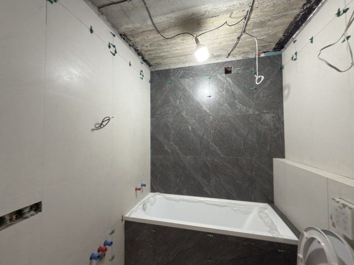 Продам квартиру з частковим ремонтом в Бучі - фото 1